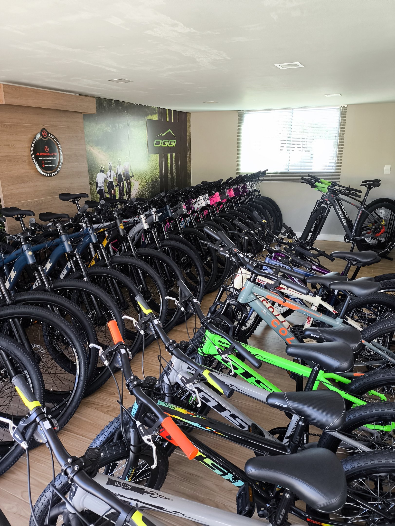 Bicicletas expostas no segundo piso