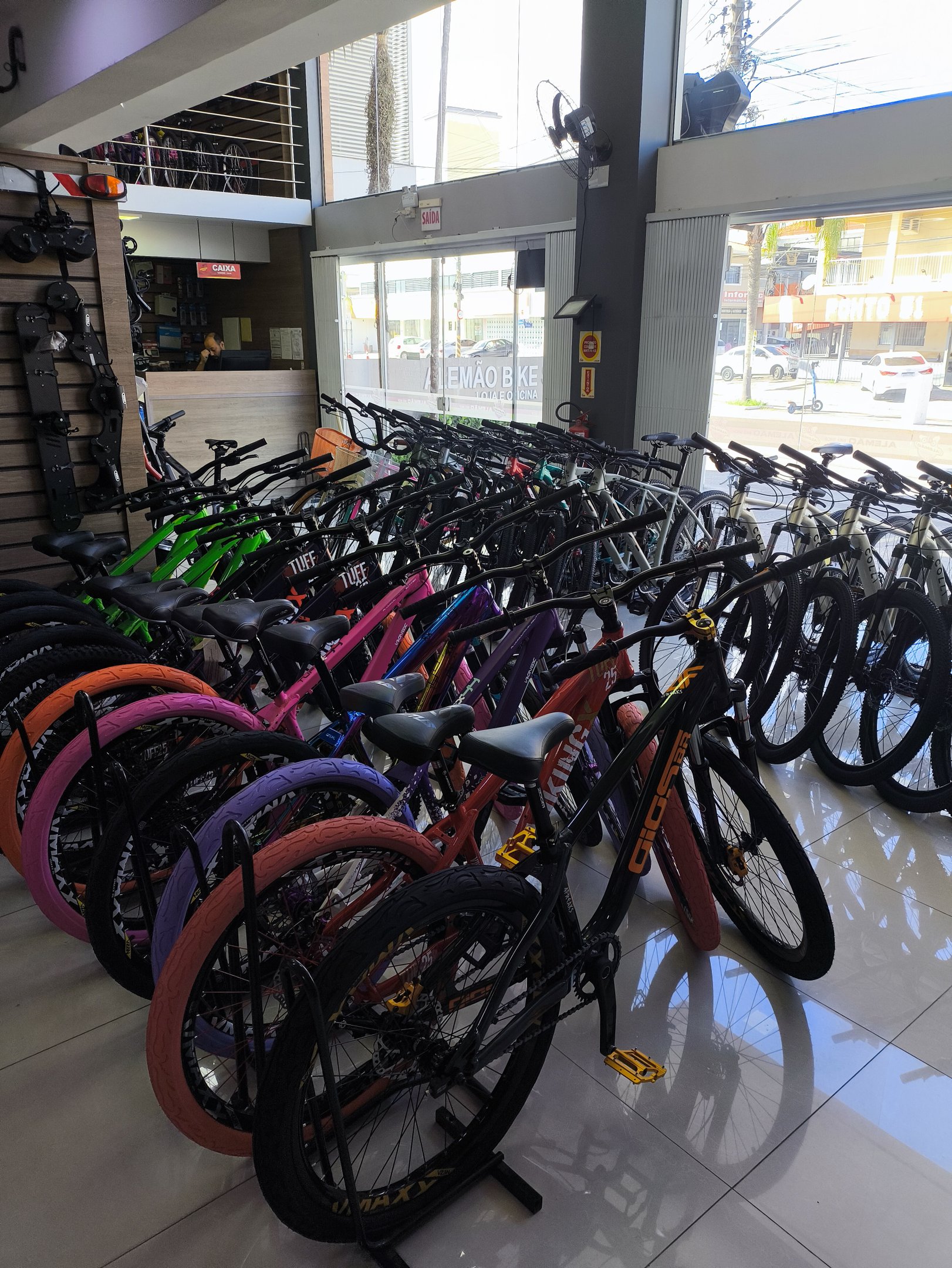 &Aacute;rea de bicicletas no primeiro piso