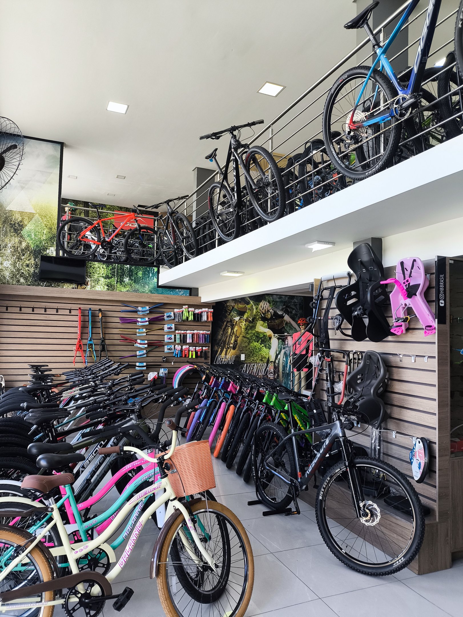 Bicicletas expostas no primeiro piso