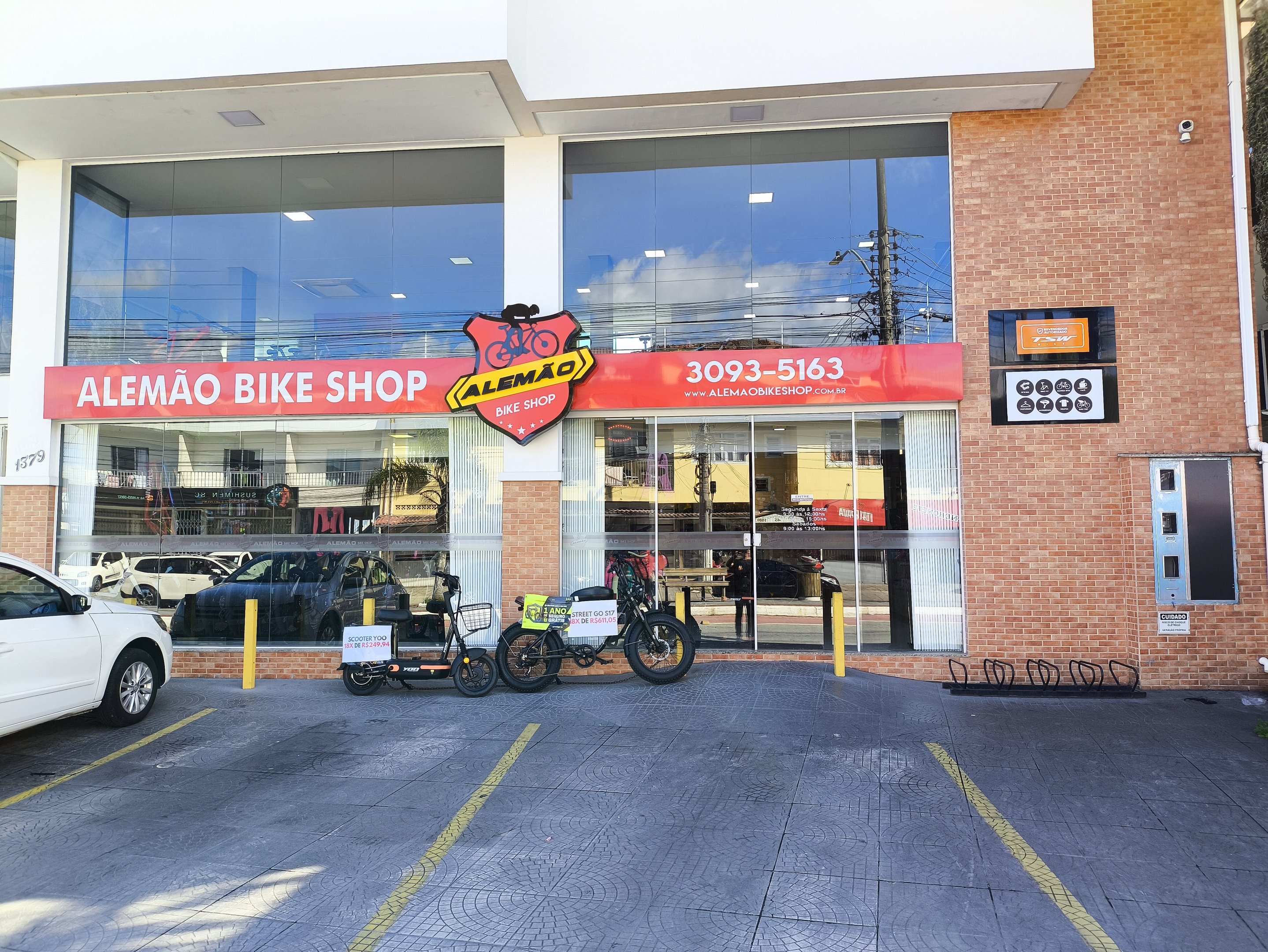 Fachada da Alem&atilde;o Bike Shop durante o dia